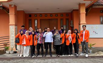 Ketua dan Anggota Bawaslu Kota Yogyakarta berfoto bersama mahasiswa Fakultas Psikologi UAD setelah wawancara dan observasi terkait Politik Uang dan Keadilan Pemilu