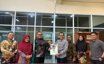 Ketua, Anggota, dan Kepala Sekretariat Bawaslu Kota Yogyakarta berfoto bersama Rektor, Dekan Fakultas Hukum, dan Kaprodi Ilmu Hukum Universitas Cokroaminoto Yogyakarta berfoto bersama pasca penandatanganan Nota Kesepahaman dan Perjanjian Kerja Sama