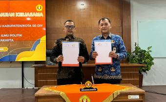 Ketua Bawaslu Kota Yogyakarta dan Dekan FISIP UPN Veteran Yogyakarta menunjukkan perjanjian kerja sama yang baru saja ditandatangani