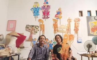 Anggota Bawaslu Kota Yogyakarta Jantan Putra Bangsa melakukan konsolidasi demokrasi dengan Hangno Hartono sebagai upaya penguatan demokrasi partisipatif melalui pendekatan kebudayaan