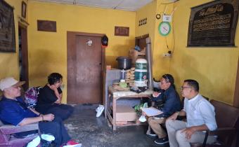 Ketua Bawaslu Kota Yogyakarta Andie Kartala melakukan pengawasan terhadap proses coktas yang dilakukan oleh KPU Kota Yogyakarta