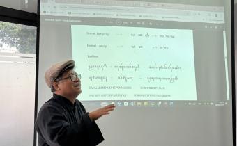 Ki Syafaat Noor Rahman dari Komunitas Geberjawa Semesta Mahardika Yogyakarta menjadi narasumber pada kegiatan Knowledge Sharing Bawaslu Kota Yogyakarta