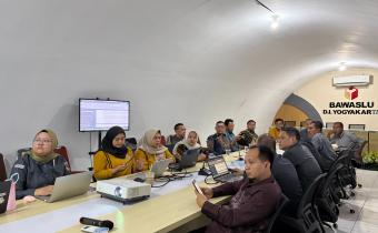 Ketua Bawaslu Kota Yogyakarta, Andie Kartala, menghadiri Rapat Pembahasan Petunjuk Teknis (Juknis) Penggantian Ketua, Penunjukan Pelaksana Harian (Plh), Pelaksana Tugas (Plt), serta Cuti bagi Anggota Bawaslu di Kantor Bawaslu DIY