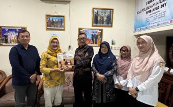 Ketua dan Anggota Bawaslu Kota Yogyakarta menyerahkan Laporan Layanan Informasi Publik Tahun 2025 kepada KID DIY