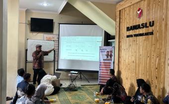 Narasumber memperkenalkan aksara pasangan pada kegiatan knowledge sharing Budaya Literasi Lokal sebagai Spirit Pengawasan Demokrasi Sesi 3