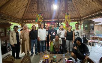 Anggota Bawaslu Kota Yogyakarta, Jantan Putra Bangsa, melakukan konsolidasi demokrasi dengan pendekatan kultural dengan wayang kontemporer