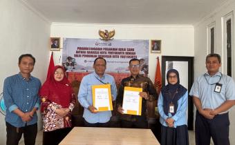 Pimpinan Bawaslu Kota Yogyakarta beserta Balai Dikmen berfoto bersama pasca penandatanganan perjanjian kerja sama (5/5/2026)