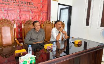 Ketua Bawaslu Kota Yogyakarta memberikan sambutan dalam pembukaan kegiatan Peningkatan Kapasitas SDM dalam Pelayanan Prima dan Optimalisasi Layanan Informasi Publik (29/4/2026)