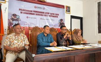 Ketua Bawaslu Kota Yogyakarta, Andie Kartala, memberikan sambutan sebelum penandatanganan berita acara pemusnahan arsip dan surat perjanjian pemusnahan arsip dengan UD Sregep (30/4/2026)