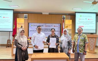 Ketua dan Anggota Bawaslu Kota Yogyakarta berfoto bersama jajaran Dekanat FE UST setelah penandatanganan MoA (6/5/2026)