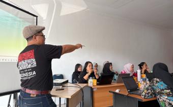 Narasumber menerangkan berbagai tanda baca dalam aksara jawa kepada peserta Knowledge Sharing Budaya Literasi Lokal sebagai Spirit Pengawasan Demokrasi sesi 4 