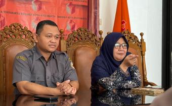 Anggota Bawaslu Kota Yogyakarta, Siti Nurhayati, memberikan arahan pada kegiatan Kajian Hukum terkait Pelaporan Konsolidasi Demokrasi