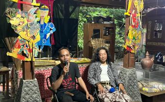 Anggota Bawaslu Kota Yogyakarta, Jantan Putra Bangsa, menjadi moderator dalam diskusi dan konsolidasi demokrasi bersama Komunitas Wayang Damen
