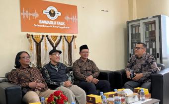 Bawaslu Kota Yogyakarta mengundang KPU Kota Yogyakarta untuk berkoordinasi terkait program kerja sama edukasi demokrasi pemilih pemula (28/4/2026)