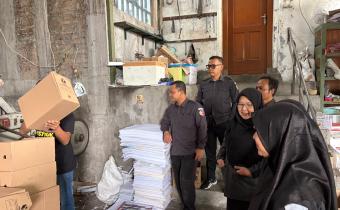 Pimpinan dan jajaran Sekretariat Bawaslu Kota Yogyakarta mengawasl proses pemusnahan arsip inaktif di UD Sregep, Sleman (4/5/2026)