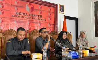 Pimpinan Bawaslu Kota Yogyakarta menerima penyerahan mahasiswa magang dari Kepala Program Studi Ilmu Hukum UCY