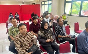 Anggota Bawaslu Kota Yogyakarta, Siti Nurhayati dan Jantan Putra Bangsa, menghadiri kegiatan Bedah Buku Menjaga Api Demokrasi: Pembelajaran dari Gerakan Akar Rumput di Universitas Atma Jaya Yogyakarta