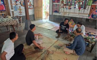Anggota Bawaslu Kota Yogyakarta, Jantan Putra Bangsa, memfasilitasi workshop pembuatan wayang suket