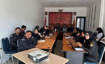 Plt. Kasubbag P3SPH Bawaslu Kota Yogyakarta, Rizki Eka Rahma Nurul Zaky, membedah Pedoman Penyelenggaraan Kebijakan Inklusif Bawaslu