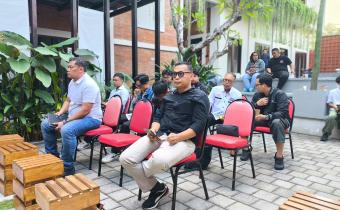 Ketua Bawaslu Kota Yogyakarta, Andie Kartala, menghadiri Rembuk Konsumen Nasional bertajuk Konsumen vs Kebijakan Negara: Rancangan Kemasan Rokok Polos dan Ancaman Maraknya Rokok Ilegal yang diselenggarakan Pakta Konsumen Nasional (PakNas) di Pendopo Ruang Literasi Kaliurang (21/6/2026)