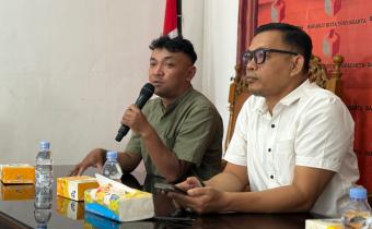 Budi Cahyana dari Harian Jogja berbagi pengetahuan terkait penulisan jurnalistik kepada seluruh jajaran pimpinan dan sekretariat Bawaslu Kota Yogyakarta (10/6/2026)