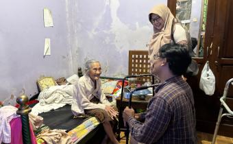 Anggota Bawaslu Kota Yogyakarta, Siti Nurhayati, berinteraksi dengan pemilih berusia di atas 95 tahun yang menjadi sampel coktas di Kemantren Umbulharjo (11/6/2026)