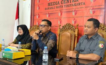 Ketua Bawaslu Kota Yogyakarta, Andie Kartala, membuka kegiatan rapat asistensi dan pembinaan pembangunan Zona Integritas (9/6/2026)