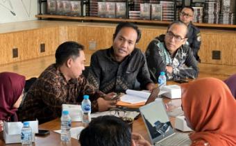 Anggota Bawaslu Kota Yogyakarta, Jantan Putra Bangsa, menyampaikan temuan kesenjangan antara keterwakilan perempuan pada tahap pencalonan dan hasil Pemilu 2024