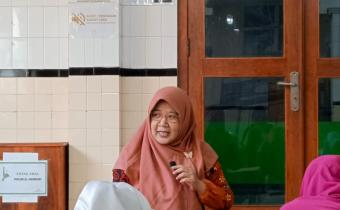 Anggota Bawaslu Kota Yogyakarta, Siti Nurhayati, berdiskusi dengan anggota organisasi masyarakat Aisyiyah terkait peran perempuan dalam menjaga demokrasi (6/6/2026)