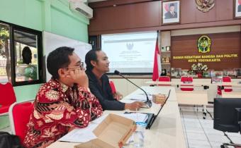 Anggota Bawaslu Kota Yogyakarta, Jantan Putra Bangsa, menghadiri Forum Diskusi Review Peraturan Wali Kota Yogyakarta Nomor 65 Tahun 2024 yang diselenggarakan Bakesbangpol Kota Yogyakarta (24/6/2026)