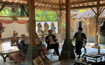 Anggota Bawaslu Kota Yogyakarta, Jantan Putra Bangsa, menjadi narasumber dalam kegiatan Emban: Pentas Wayang Kontemporer yang diselenggarakan di Galeri Kahangnan, Bantul, Minggu (28/6/2026)
