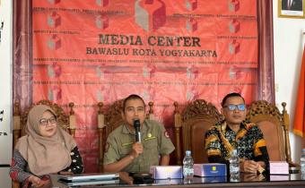 Bawaslu Kota Yogyakarta mengundang Tim Reaksi Cepat Bidang Penanganan Darurat BPBD DIY sebagai narasumber kegiatan WASKITA untuk meningkatkan kesiapsiagaan aparatur dalam menghadapi potensi bencana gempa bumi (2/7/2026)