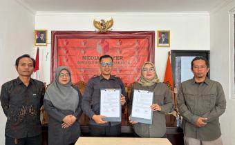 Ketua dan Anggota Bawaslu Kota Yogyakarta dan Komisioner KID DIY memperlihatkan Nota Kesepahaman yang telah ditandatangani (6/7/2026)