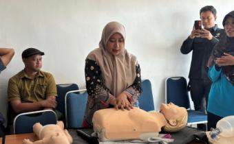 Selain mendengarkan penyampaian materi, aparatur Bawaslu Kota Yogyakarta juga mengikuti praktik Bantuan Hidup Dasar pada kegiatan WASKITA bersama PSC 119 YES (9/7/2026)
