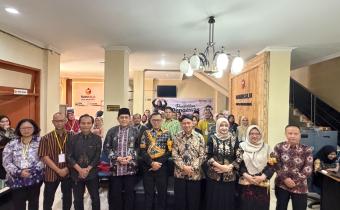 Pimpinan Bawaslu Kota Yogyakarta, Bawaslu DIY, dan Kantor Kemenag Kota Yogyakarta berfoto bersama peserta P2P Tahun 2026 dalam kegiatan P2P yang diselenggarakan di Kantor Bawaslu Kota Yogyakarta (23/7/2026)