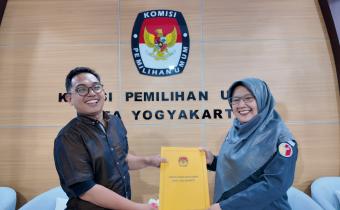 Anggota Bawaslu Kota Yogyakarta, Siti Nurhayati, menerima salinan Berita Acara FKP dari Anggota KPU Kota Yogyakarta, Erizal (27/7/2026)