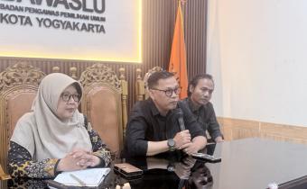 Ketua Bawaslu Kota Yogyakarta, Andie Kartala, membuka kegiatan Rapat Tindak Lanjur Forum Jejaring Alumni P2P, Kamis (20/8/2026)