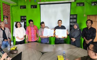 Bawaslu Kota Yogyakarta dan SIGAB Indonesia menandatangani PKS tentang Penguatan Pemilu Inklusif dan Partisipasi Difabel dalam Pengawasan Pemilu dan Pemilihan pada Senin (3/8/2026)