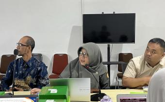 Anggota Bawaslu Kota Yogyakarta, Siti Nurhayati, menyampaikan evaluasi pelaksanaan sekaligus rencana tindak lanjut P2P Kota Yogyakarta dalam rapat di Bawaslu DIY, Senin (24/8/2026)