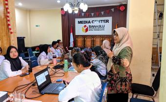 Anggota Bawaslu Kota Yogyakarta, Siti Nurhayati, membekali mahasiswa dengan pemahaman mengenai pengawasan Pemilu dan partisipasi masyarakat pada POLIKRASI yang digelar pada Rabu (19/8/2026)