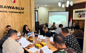 Bawaslu Kota Yogyakarta menghimpun masukan dari berbagai pemangku kepentingan melalui Forum Konsultasi Publik (FKP) dan Evaluasi Standar Pelayanan Tahun 2026 di Kantor Bawaslu Kota Yogyakarta, Kamis (6/8/2026)