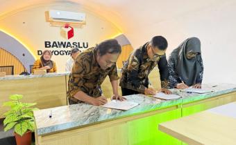 Ketua dan Anggota Bawaslu Kota Yogyakarta menandatangani Dokumen Indikator Kinerja Utama (IKU) Pengawas Pemilu Tahun 2026 pada Rabu (12/8/2026) di Bawaslu DIY
