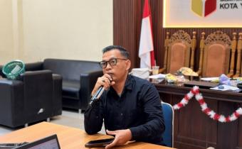 Ketua Bawaslu Kota Yogyakarta, Andie Kartala, memberikan pembekalan terkait Kelembagaan dan Dinamika Bawaslu kepada 10 mahasiswa magang (13/8/2026)