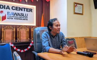 Anggota Bawaslu Kota Yogyakarta, Jantan Putra Bangsa, membekali mahasiswa magang dengan pemahaman mengenai penanganan pelanggaran dan penyelesaian sengketa proses Pemilu, Senin (24/8/2026)