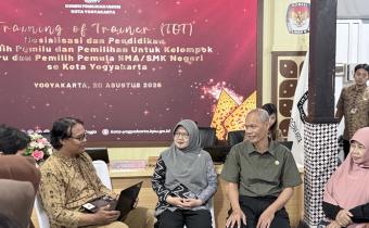 Bawaslu Kota Yogyakarta berpartisipasi dalam kegiatan Training of Trainer (ToT) Sosialisasi dan Pendidikan Pemilih Pemilu dan Pemilihan bagi Kelompok Guru dan Pemilih Pemula SMA/SMK Negeri se-Kota Yogyakarta di KPU Kota Yogyakarta, Jumat (28/8/2026)