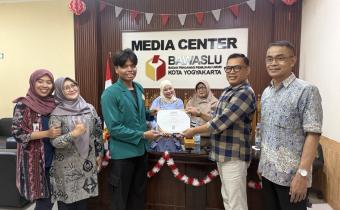 Ketua dan Kepala Sekretariat Bawaslu Kota Yogyakarta menyerahkan sertifikat kepada mahasiswa magang dari UST pada acara pelepasan mahasiswa magang, Kamis (10/9/2026)