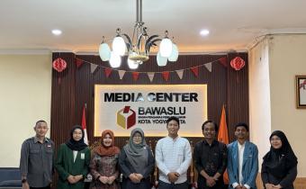 Bawaslu Kota Yogyakarta menerima mahasiswa magang Universitas Alma Ata Yogyakarta dan melepas mahasiswa magang dari UIN Sunan Kalijaga (31/8/2026)
