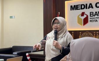 Anggota Bawaslu Kota Yogyakarta, Siti Nurhayati, menjadi narasumber dalam kegiatan WASKITA dengan tema "Pelatihan Penulisan Artikel Ilmiah", Rabu (2/9/2026)