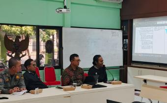 Anggota Bawaslu Kota Yogyakarta, Jantan Putra Bangsa, memberikan sejumlah masukan terhadap rancangan Peraturan Wali Kota tentang Alat Peraga Kampanye dalam rapat yang diselenggarakan di Bakesbangpol Kota Yogyakarta, Kamis (3/9/2026)