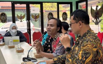 Anggota Bawaslu Kota Yogyakarta, Jantan Putra Bangsa, mendorong penyederhanaan Peraturan Wali Kota tentang Alat Peraga Kampanye (APK) dalam rapat koordinasi tindak lanjut review Perwal APK di Bakesbangpol Kota Yogyakarta, Kamis (10/9/2026)